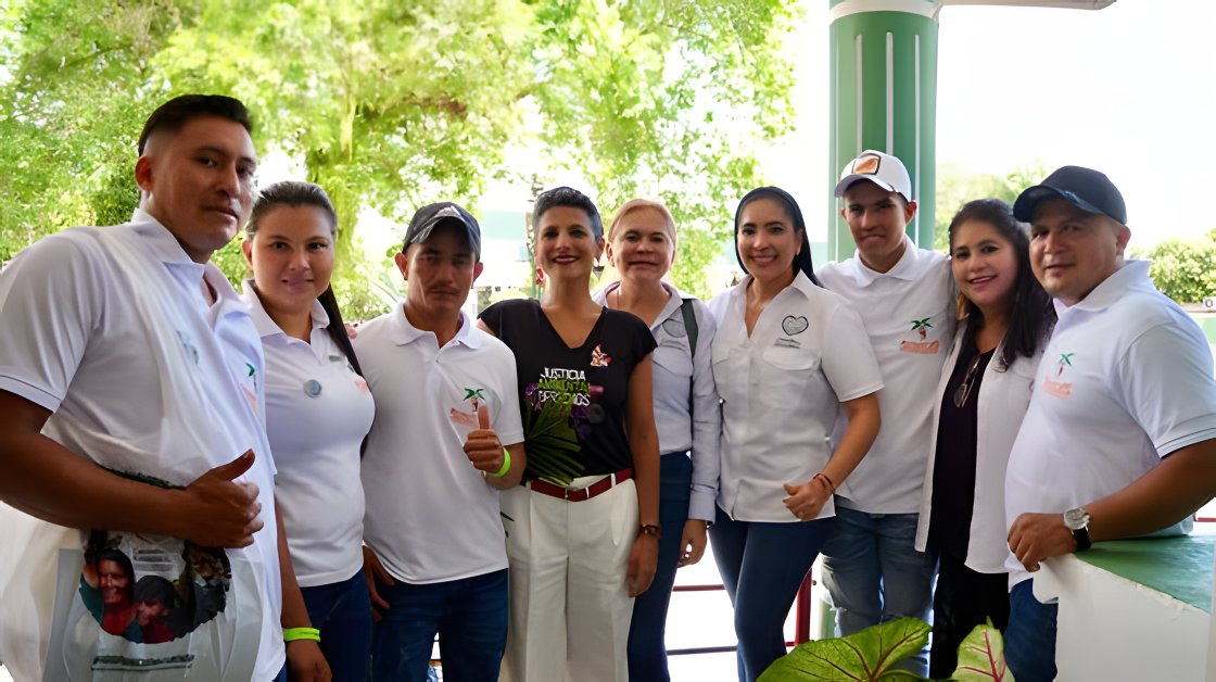 Un grupo de personas con camisetas blancas posa durante un acto institucional.
